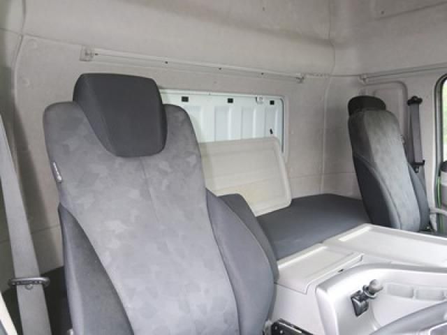 Nissan QUON 2021-06 6805453-29
