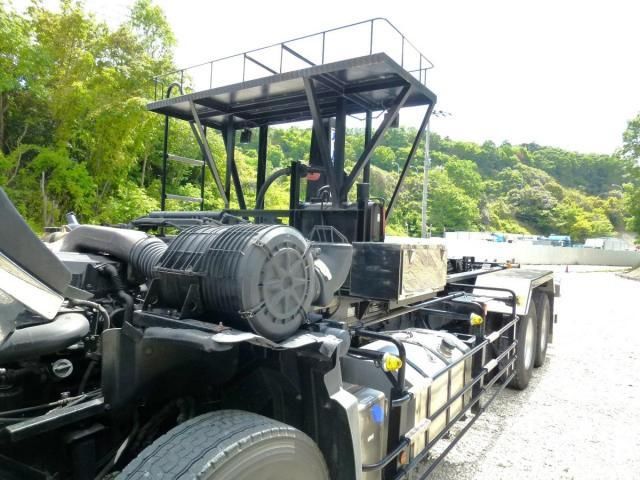 Nissan QUON 2013-03 6805455-9