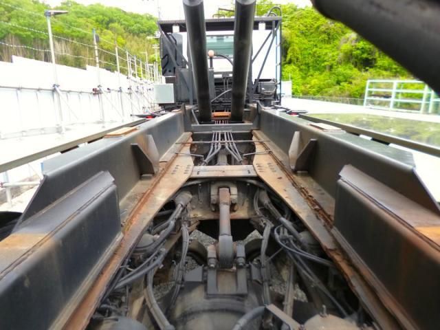 Nissan QUON 2013-03 6805455-11