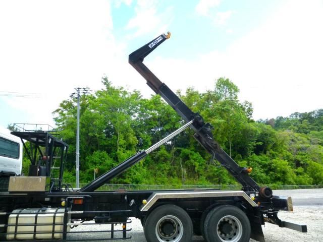 Nissan QUON 2013-03 6805455-13