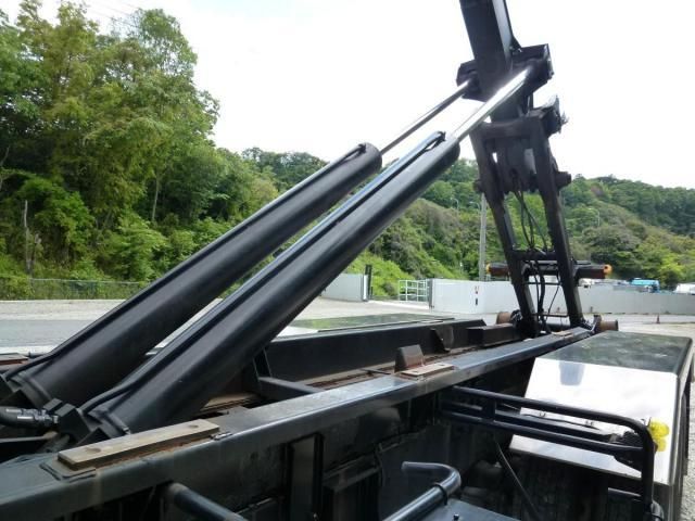 Nissan QUON 2013-03 6805455-14