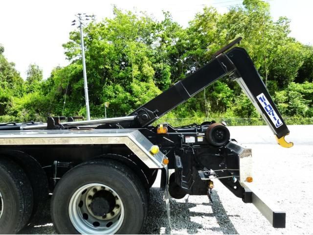 Nissan QUON 2013-03 6805455-17