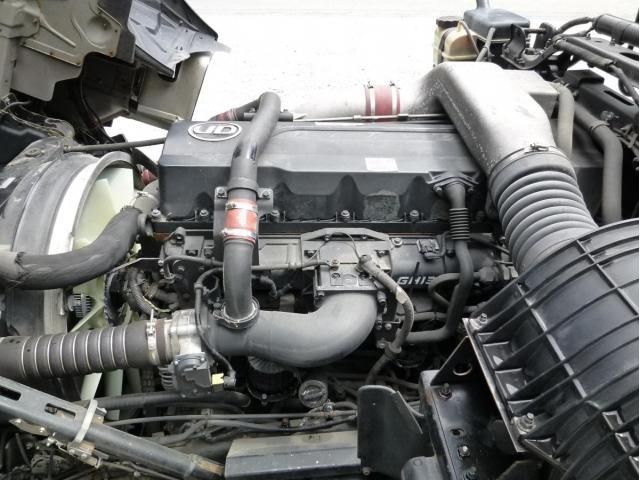 Nissan QUON 2013-03 6805455-23