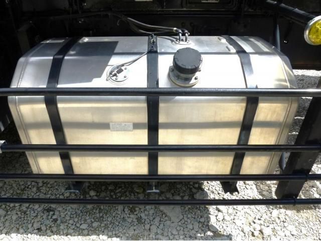 Nissan QUON 2013-03 6805455-26