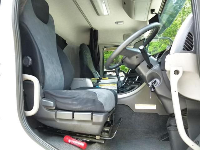 Nissan QUON 2013-03 6805455-27
