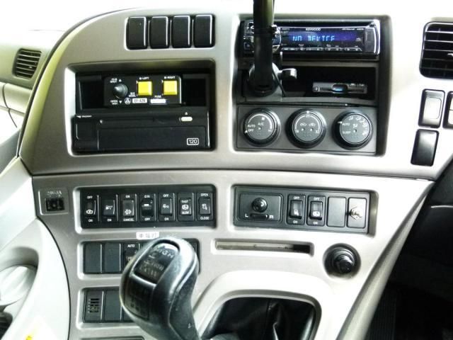 Nissan QUON 2013-03 6805455-28
