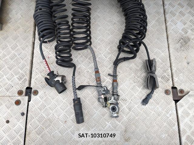 Nissan QUON 2018-10 6911623-11