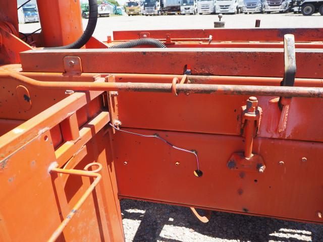 Nissan QUON 2011-12 7199691-14