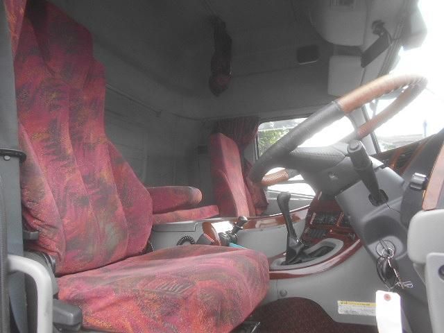 Nissan QUON 2014-11 7199698-11