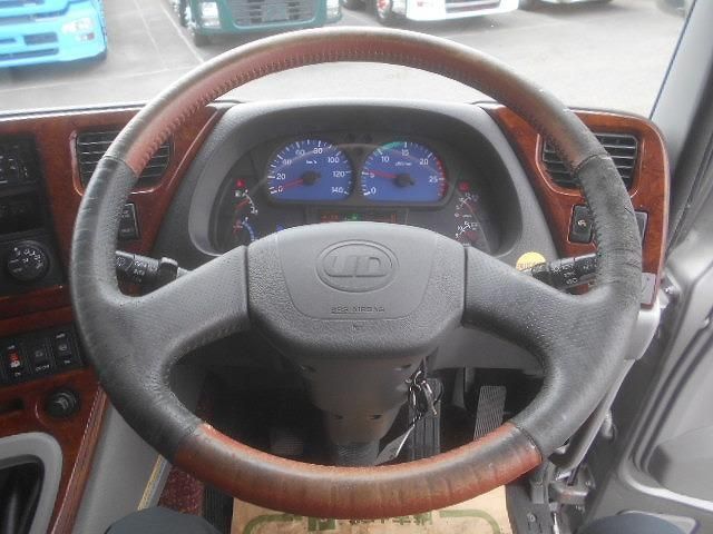 Nissan QUON 2014-11 7199698-12