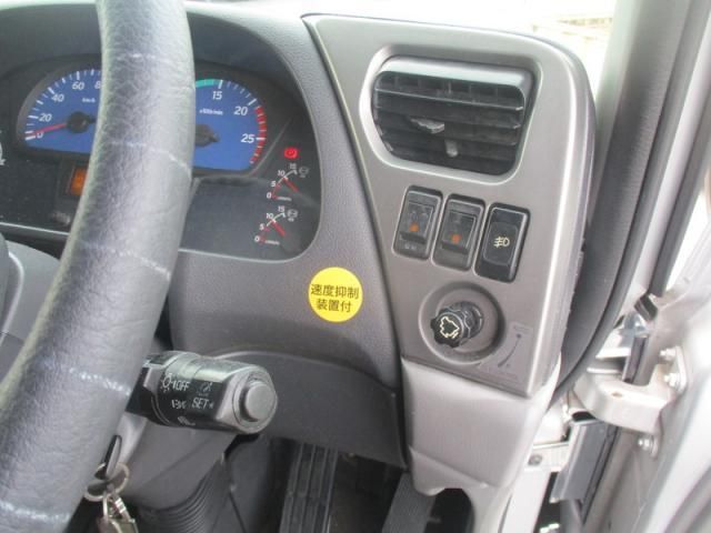 Nissan QUON 2013-10 7199707-27