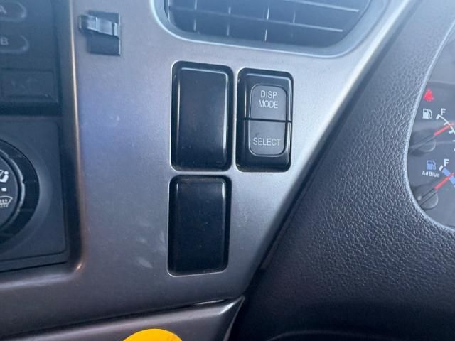 Nissan QUON 2017-08 7199712-21