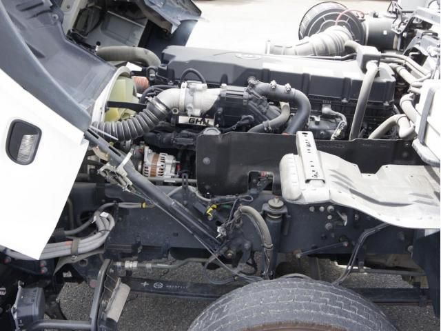 Nissan QUON 2023-02 7306694-26