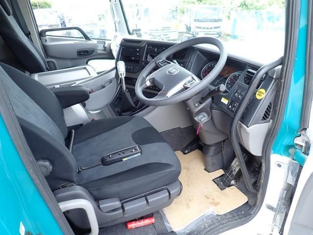 Nissan QUON 2021-03 7306696-11