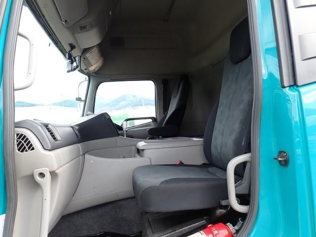 Nissan QUON 2021-03 7306696-13