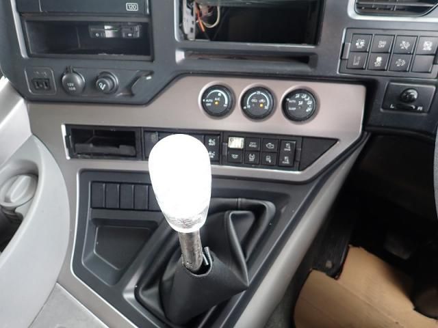 Nissan QUON 2021-03 7306696-15