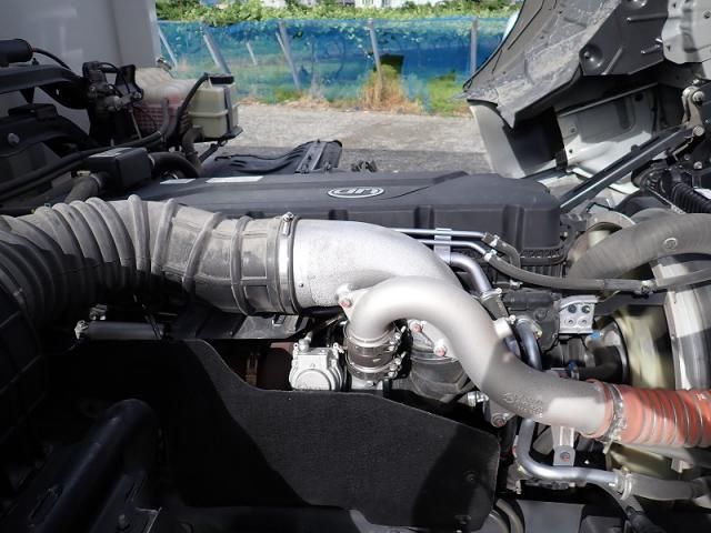 Nissan QUON 2021-03 7306696-23
