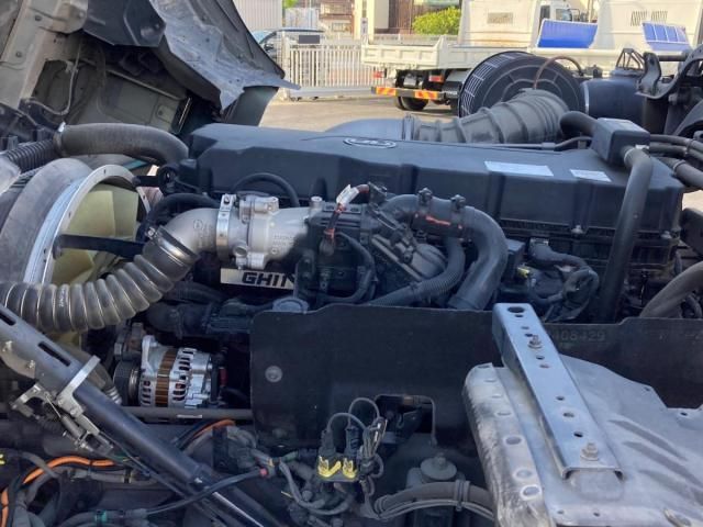Nissan QUON 2020-07 7306693-12