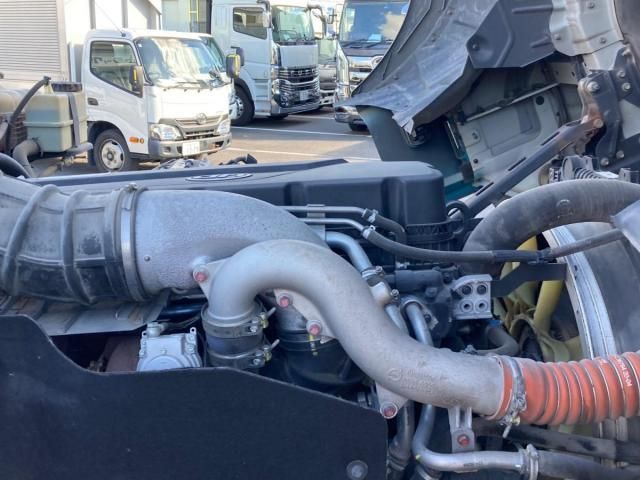 Nissan QUON 2020-07 7306693-13