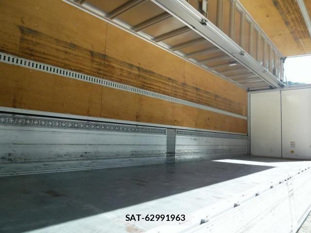 Nissan QUON 2020-11 7359441-21