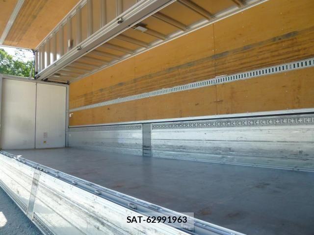 Nissan QUON 2020-11 7359441-22