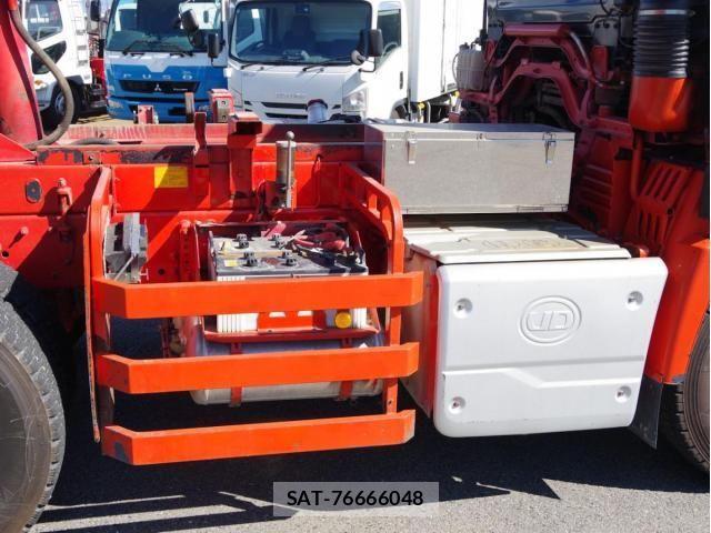Nissan QUON 2017-09 7359440-14