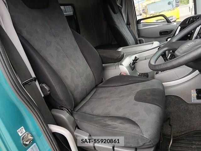 Nissan QUON 2015-03 7359452-13