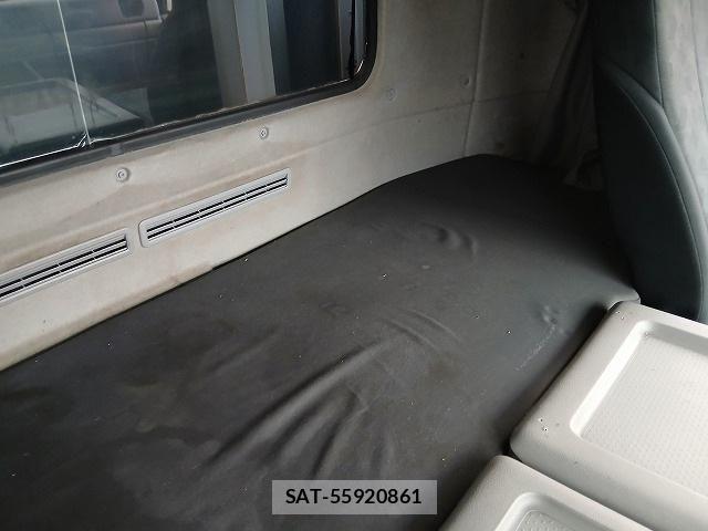 Nissan QUON 2015-03 7359452-16