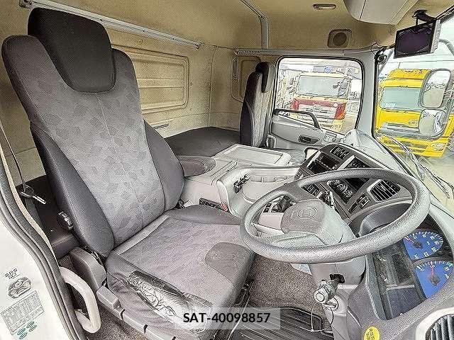 Nissan QUON 2015-03 7359447-10