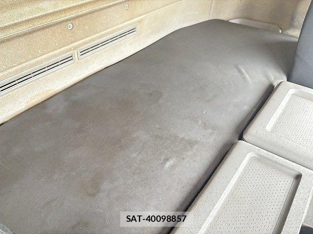 Nissan QUON 2015-03 7359447-13