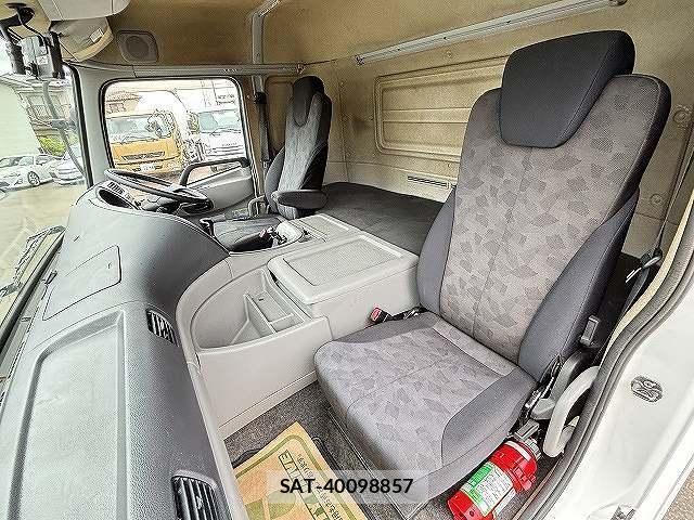 Nissan QUON 2015-03 7359447-15