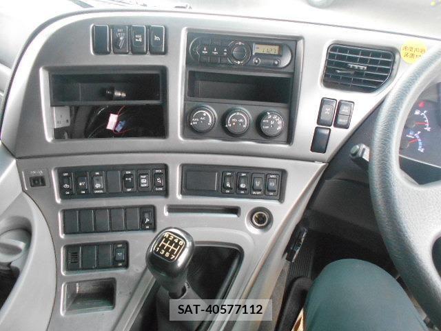 Nissan QUON 2015-04 7359438-12