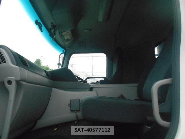 Nissan QUON 2015-04 7359438-15