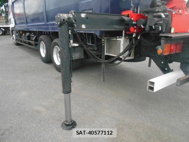 Nissan QUON 2015-04 7359438-5