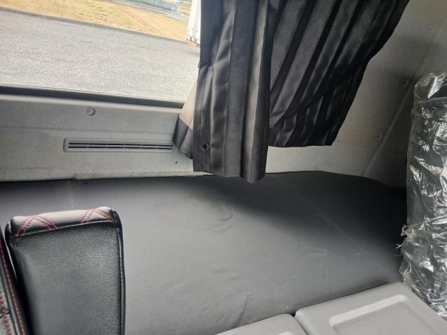Nissan QUON 2019-09 7383927-29