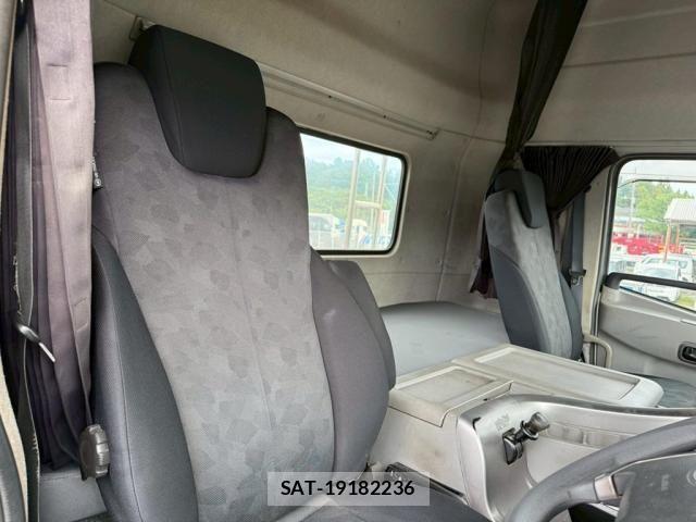 Nissan QUON 2019-10 7502422-13