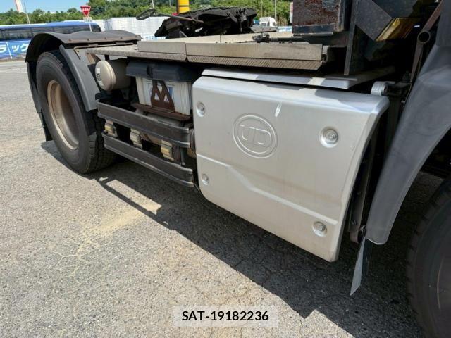 Nissan QUON 2019-10 7502422-8