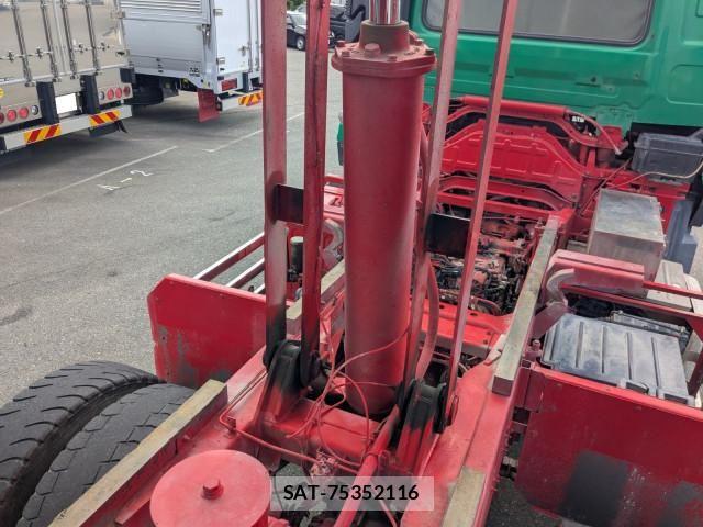 Nissan QUON 2013-09 7502426-19