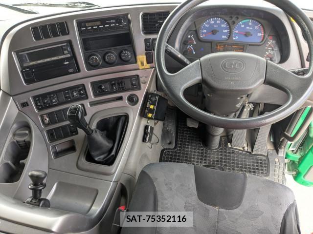 Nissan QUON 2013-09 7502426-27