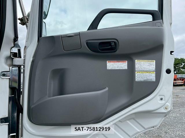 Nissan QUON 2017-07 7502425-15