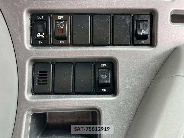 Nissan QUON 2017-07 7502425-26