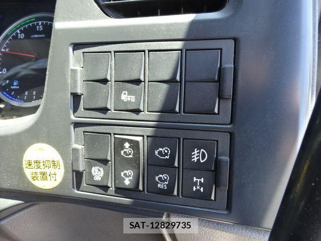 Nissan QUON 2019-07 7562694-28