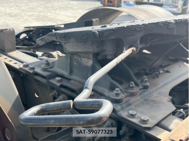 Nissan QUON 2015-01 7562695-15