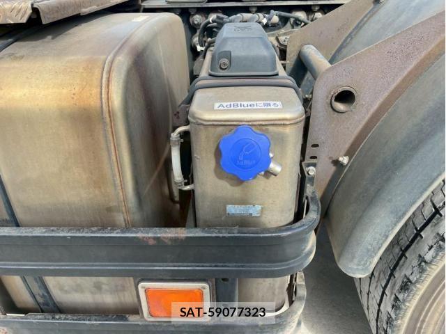 Nissan QUON 2015-01 7562695-17