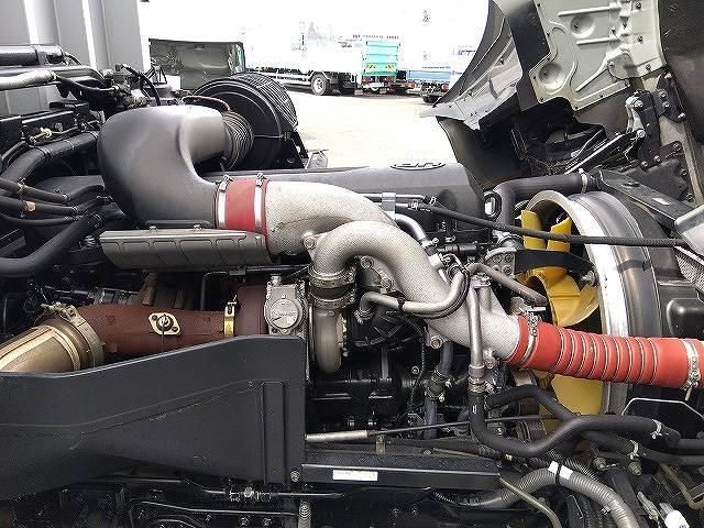 Nissan QUON 2017-09 7606944-16