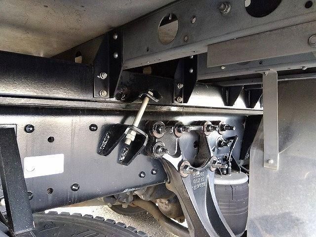 Nissan QUON 2017-09 7606944-18