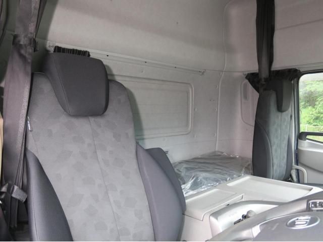Nissan QUON 2020-06 7606940-27