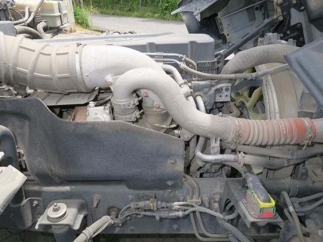 Nissan QUON 2020-09 7606937-25