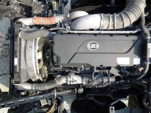 Nissan QUON 2020-12 7606943-18