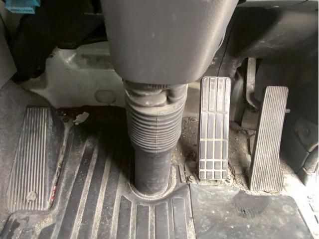 Nissan QUON 2014-12 7606945-18